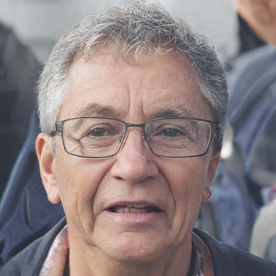 Expert en analyse financière présentant les méthodes de prévision